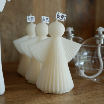 engel kaars wit met groeven hoog 10 cm breed 8.3 cm diep 5.5 cm 7 branduren ib-laursen angel candle grooved white paraffin