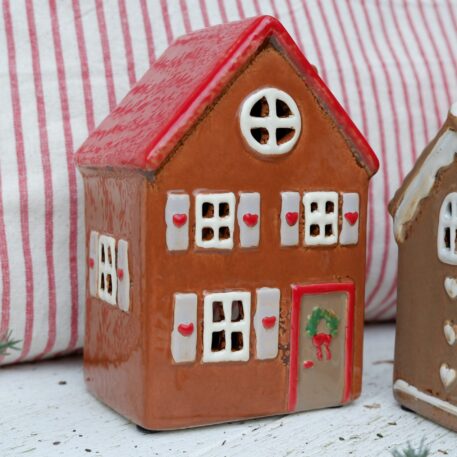 huis voor waxinelicht stillenat rood dak en krans op deur hoog 15.5 cm breed 10 cm diep 8 cm ib-laursen house for tealight stillenat red roof wreath on door2