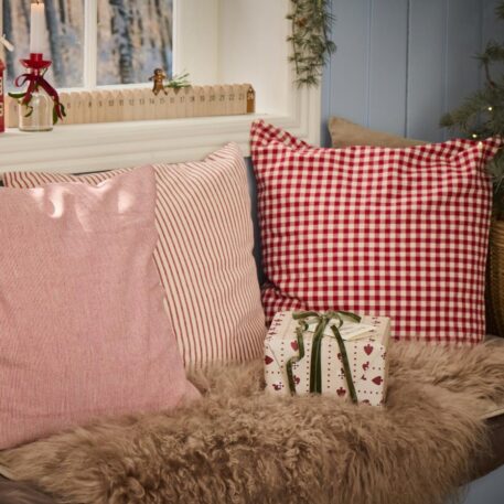 ib-laursen kussenhoes naturel met rood streepje en rood ruitje 50 x 50 cm katoen cushion cover natural with red stripe and red natural check2