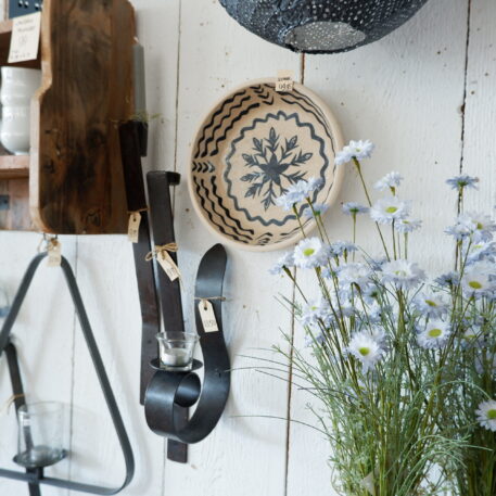 schaal rustiek met blauw patroon en donkerblauw craquele ib-laursen bowl blue pattern and rustic dark blue with flower en wandkandelaars smeedijzer